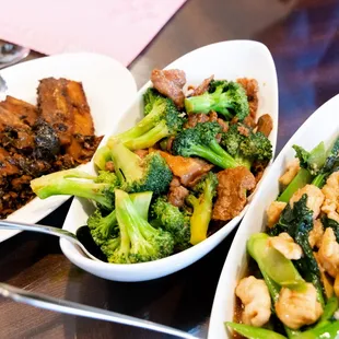 assorted takeout (including beef with broccoli)
