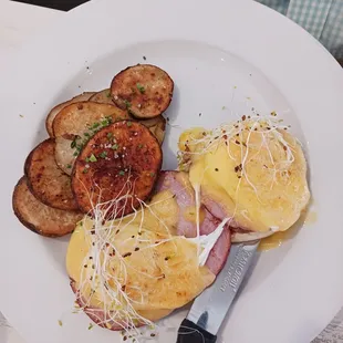 Eggs benedict