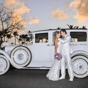 Wedding on Wheels in Paradise - Happy couple - Hawaii
