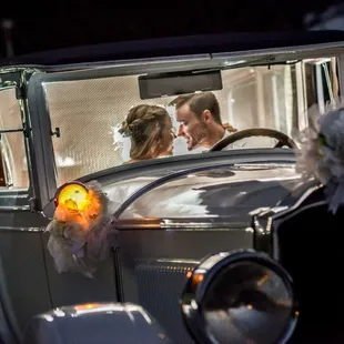 Wedding on Wheels in Paradise in classic wedding car - Hawaii