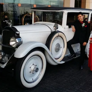 Prom in classic limo - Hawaii