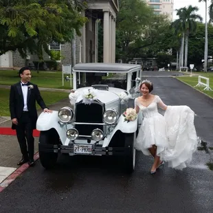 Happy couple at Central Union Church with classic wedding car - Honolulu