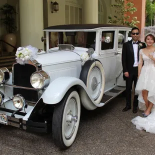 Nice couple with a classic wedding car - Waikiki