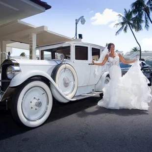 Bride with classic wedding car at the Kahala Hotel - Hawaii