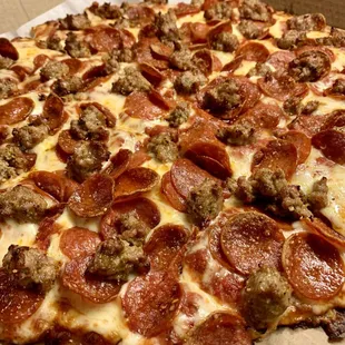 Enzo pepperoni(standard) and sausage on thin crust(standard) with good ratio of sauce(not sweet). Delicious. #UpCloseSavor