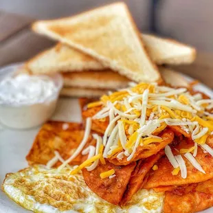 a plate of breakfast food