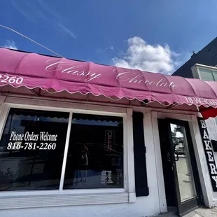 the outside of a pastry shop
