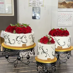 three tiered cakes with red roses