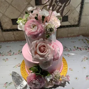 I ordered a two layer tres leche. And the icing was a pink ombré!  I added the flowers for a baby shower. It was a huge hit. Best cake ever