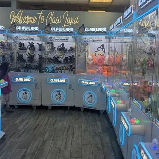 Right wall of claw machines