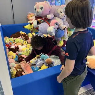 Teamwork during the human claw!