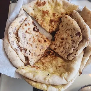 Naan break basket (regular, garlic, and onion)