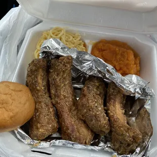 Garlic  parmesan,yam , roll, macaroni and cheese.