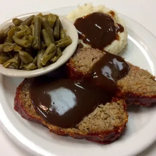 Meatloaf with mashed potatoes, gravy and green beans