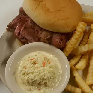 Roastbeef sandwich with homemade coleslaw and fries