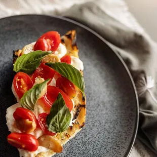 Flatbread/ tomato/ roast garlic/ basil/ burrata 16