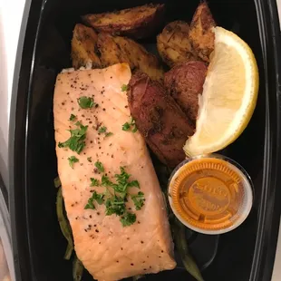 Baked salmon with green beans