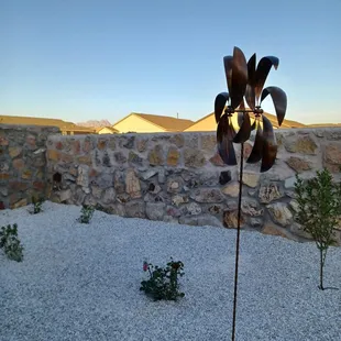 The white granite gravel adds a dramatic contrast.