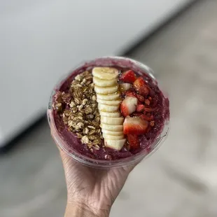 ig: @whatsviveating  |  the berry bowl with honey drizzle