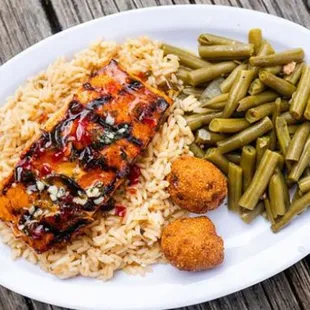 a plate of chicken with rice and green beans