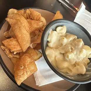 Kids mac and cheese with chips