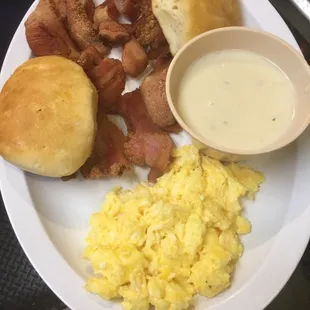 a plate of breakfast food