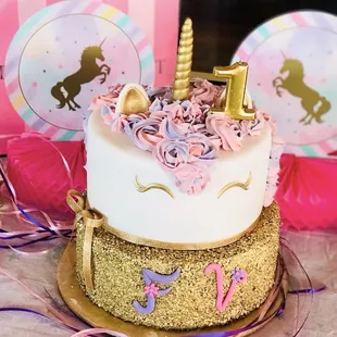 Beautifully made and the chocolate layered cake on the inside was so good!!