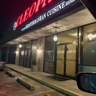 the front of a restaurant at night