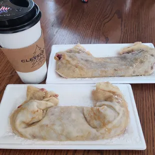 Decaf coffee, strawberry crepe and black currant... So good
