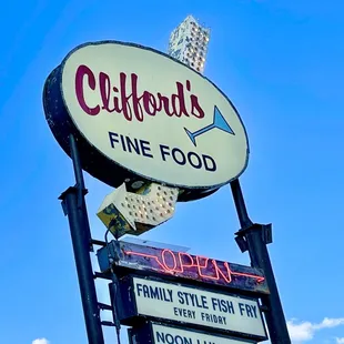 the sign for the restaurant