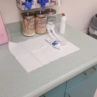 This is a the room they sat us in from the previous patient they left with the papsmear set just because we are only result.