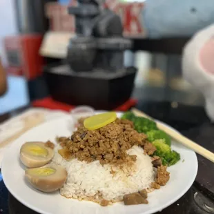 Braised pork &amp; tea egg rice plate
