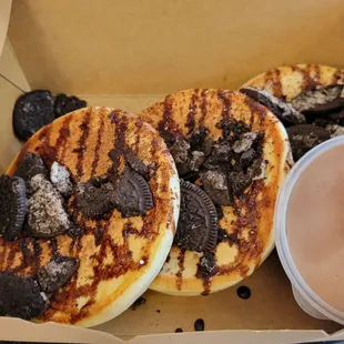 Chocolate cream (sauce packed separately) soufflé pancakes