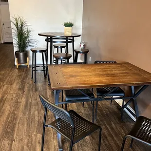 a table and chairs in a coffee shop