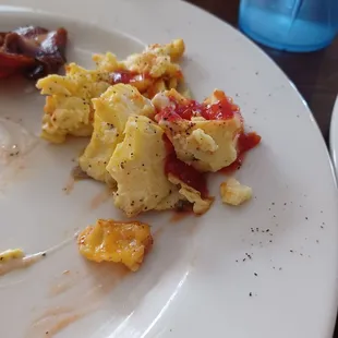 Garbage eggs on the breakfast buffet.  Way over priced,  one and done.