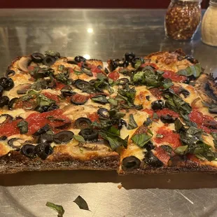 Small D-Style: Mushrooms, black olives, basil.