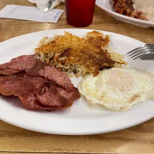 Turkey bacon, crispy hash browns and an OM egg