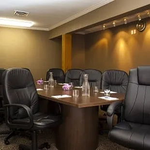 Cloverleaf Suites - Overland Park