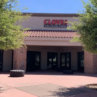 Northwest doors but the main entrances is on the East side around back. SE of Chandler Blvd and Dobson Rd.