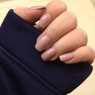 Pretty neutral perfect nails.