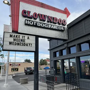 a sign for clowndog hot dog parlor
