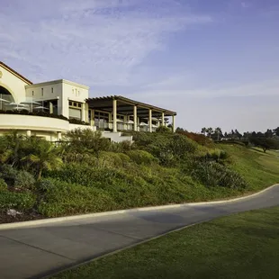 Located at the first tee of the Monarch Beach Golf links, Club 19 is the perfect place for your après golf experience.