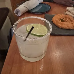 a margarita with a slice of lime