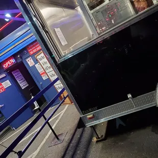 Food stop but they got bishes