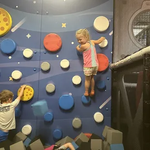 Wall climbing, foam pit