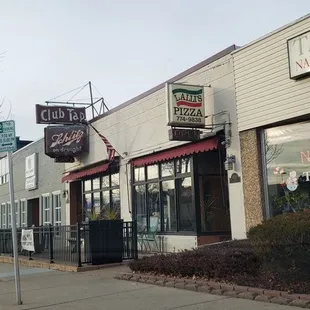 the outside of a restaurant