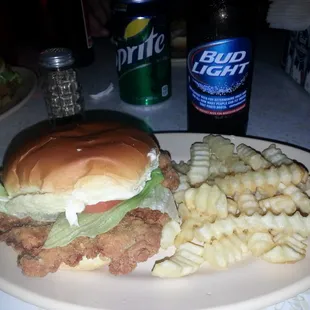 Always a great time and great veal sandwich! Service is always good and beer is cold. Laid back and relaxing.