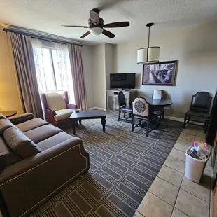 Living room/kitchen/dining room