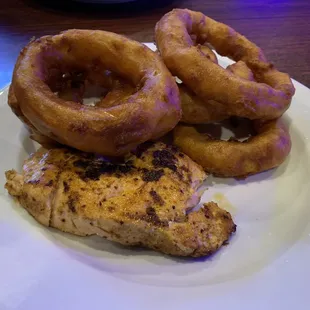 Grilled salmon with onion rings