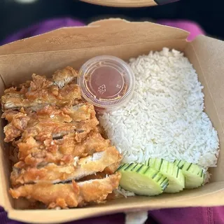 Crispy Chicken with Rice (Khao Mun Gai Tod)
